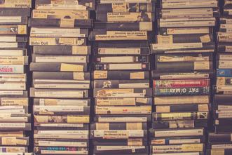 gestapelte Videokassetten und DVD's