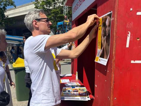 Ehrenamtliche Mitarbeiter beim Herrichten der Spendenhütte am Donauinselfest