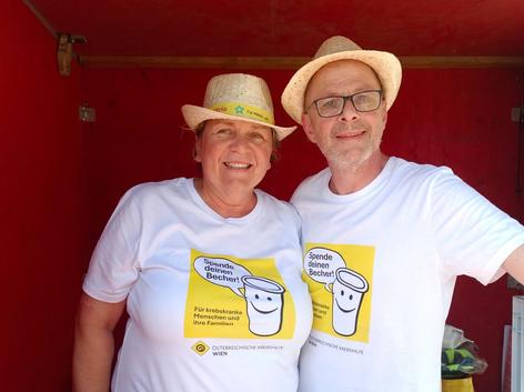 Ehrenamtliche in der Spendenhütte