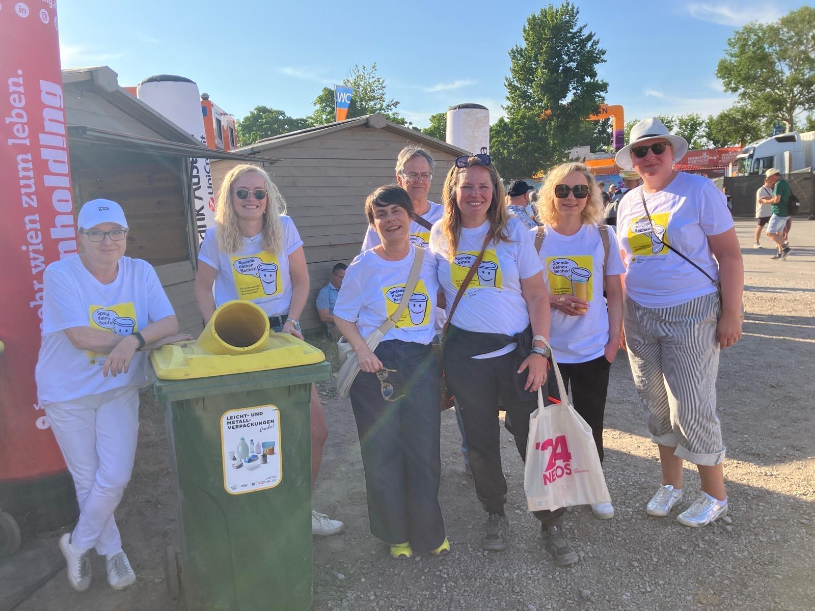 ehrenamtliche Mitarbeiter_innen von MedMedia vor der Spendenhütte am Donauinselfest