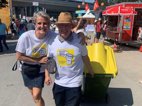 Ehrenamtliche unterwegs mit der Spendentonne am Donauinselfest