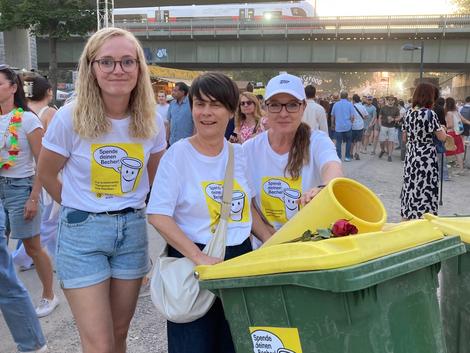 ehrenamtliche Mitarbeiterinnen unterwegs mit Spendentonne
