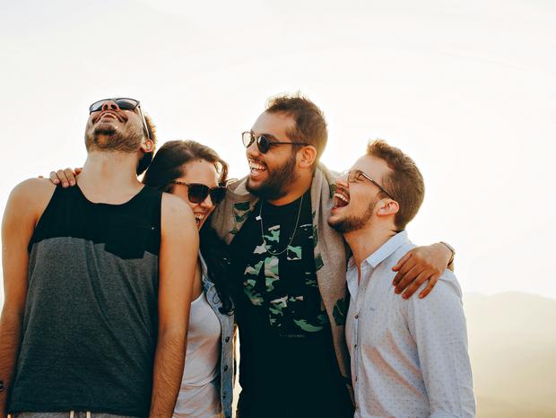 Gruppenfoto von vier fr&ouml;hlichen Menschen