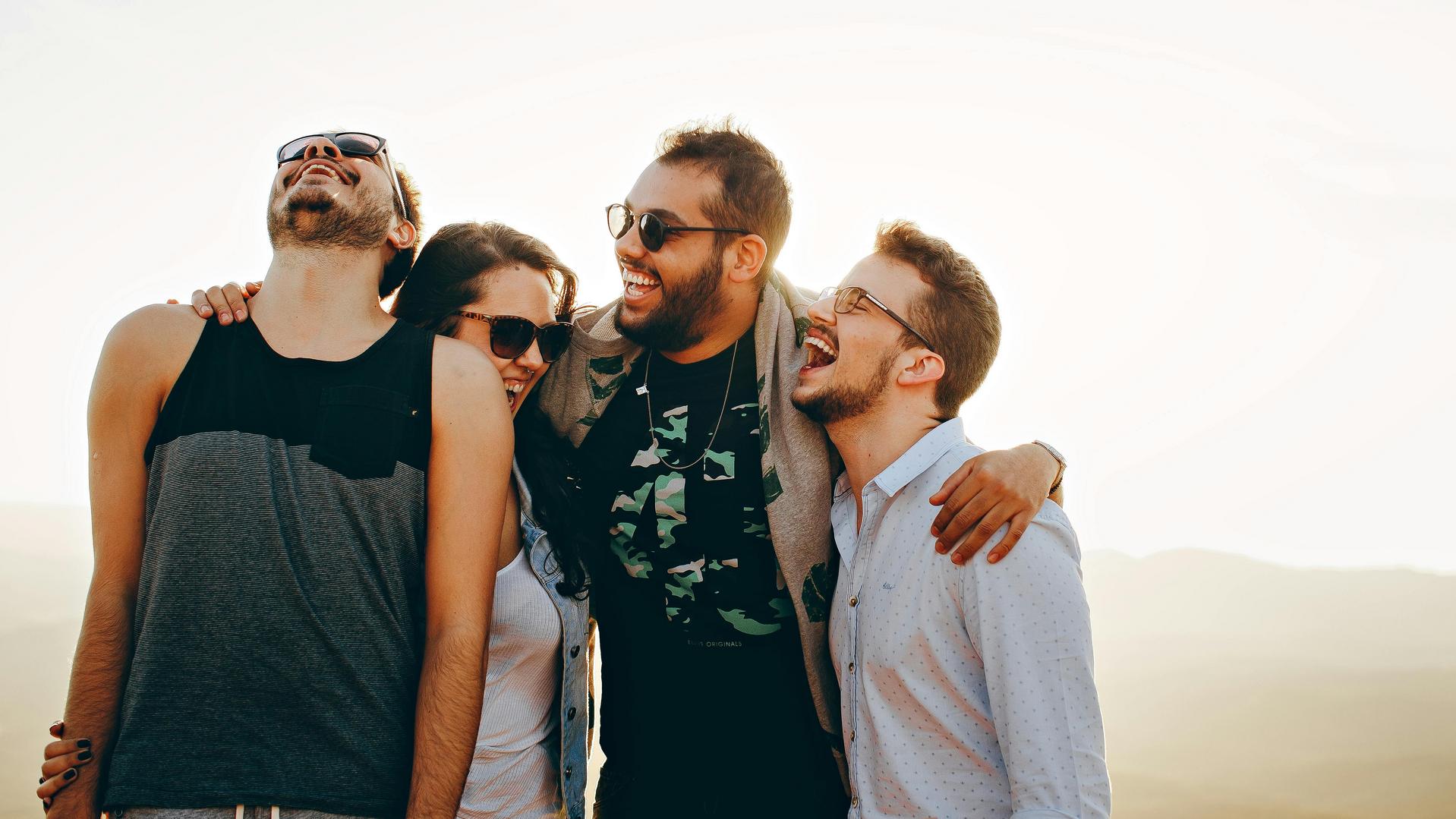 Gruppenfoto von vier fröhlichen Menschen