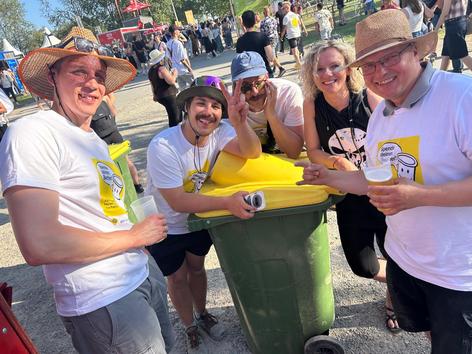 ehrenamtliche Mitarbeiter beim Sammeln von Spendenbechern