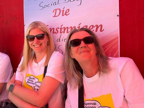 Ehrenamtliche in der Spendenhütte