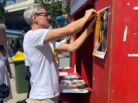 Ehrenamtliche Mitarbeiter beim Herrichten der Spendenhütte am Donauinselfest