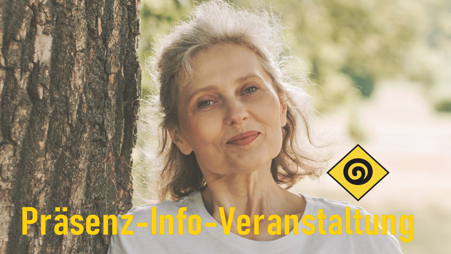 Frau lehnt lächelnd an einem Baumstamm