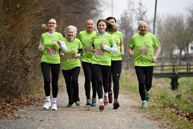 sechs Menschen unterschiedlichen Alters mit grünen T-Shirts "laufen gegen Krebs"