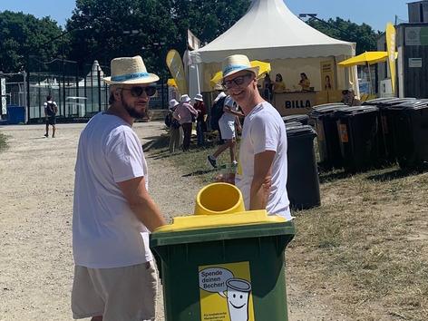 Ehrenamtliche Mitarbeiter unterwegs mit der Spendentonne