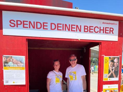 ehrenamtliche Mitarbeiter:innen in der Spendenhütte der Krebshilfe Wien