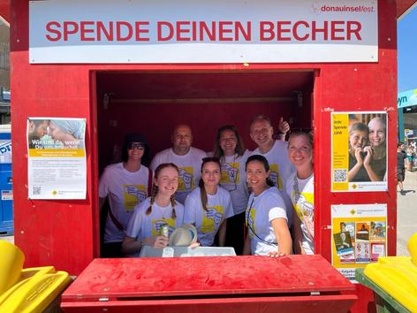 Gruppenfoto der ehrenamtlichen Mitarbeiter:innen der Firma DHL Air Austria