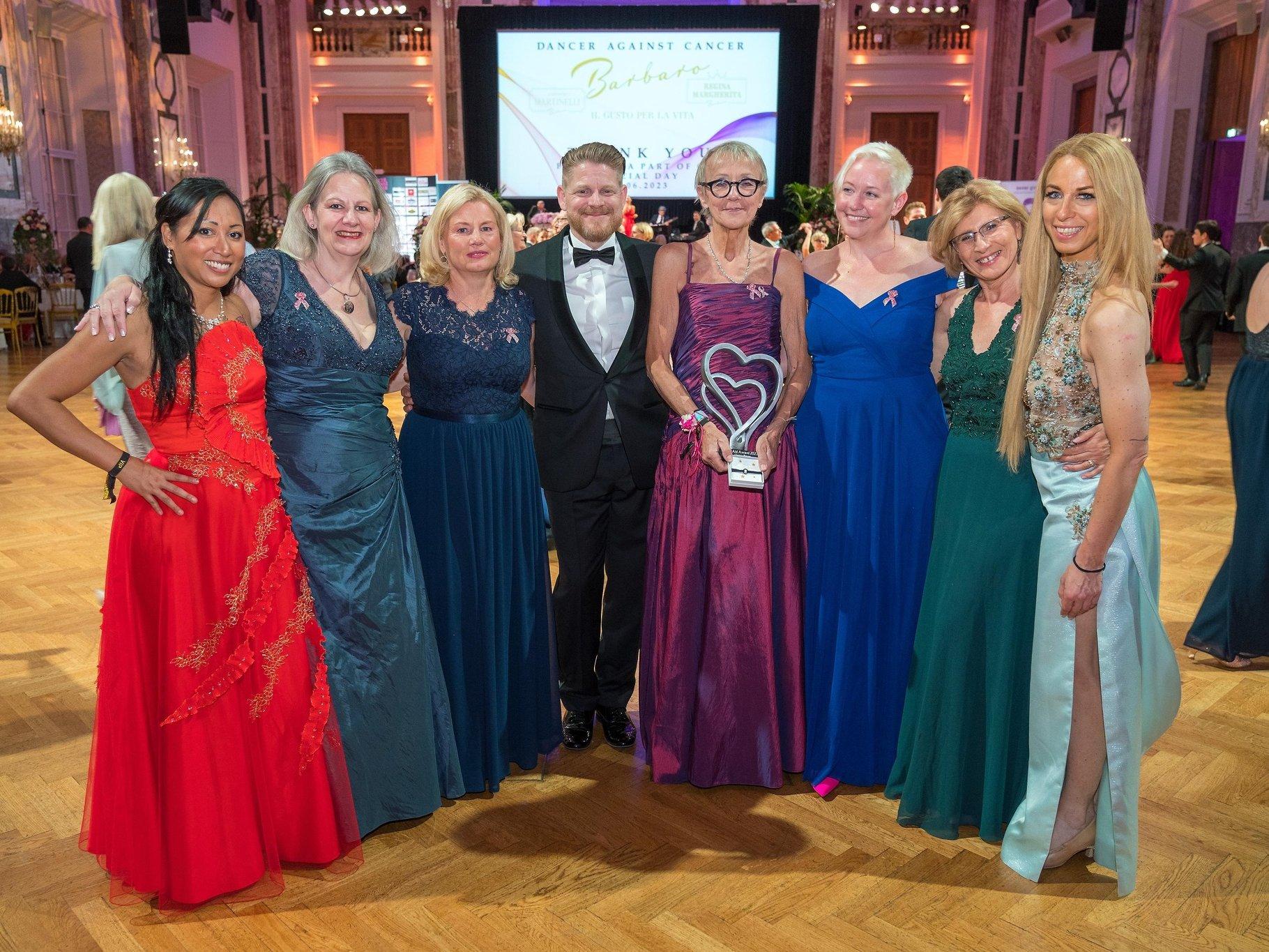 Gruppenbild vom DAC-Team, der MyAid-Preisträgerin und anderen Gästen