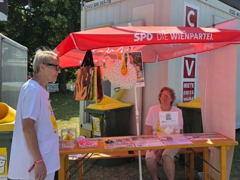Erhenamtliche Helferinnen betreuen einen Stand am Donauinselfest