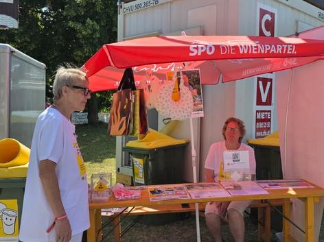 Erhenamtliche Helferinnen betreuen einen Stand am Donauinselfest