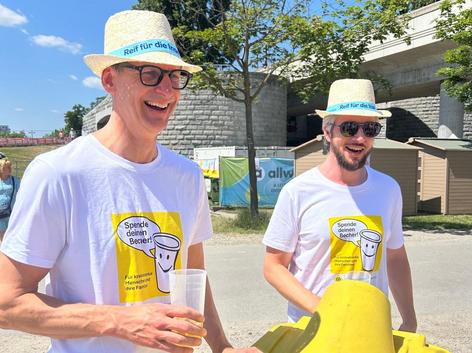 ehrenamtliche Mitarbeiter unterwegs mit der Spendentonne
