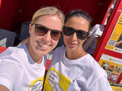 ehrenamtliche Mitarbeiterinnen vor der Spendenhütte