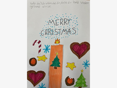 Kinderzeichnung: Kerze umgeben von Herzen, Sternen und Christbaum